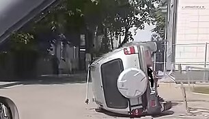 Kaune apsivertė automobilis STOP kadras 