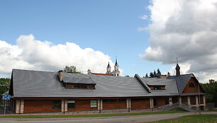 Vilniaus Kalvarijų vienuolynas (stogas su &bdquo;Turmalin&ldquo; čerpėmis)
