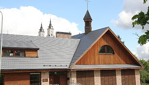 Vilniaus Kalvarijų vienuolynas (stogas su &bdquo;Turmalin&ldquo; čerpėmis)