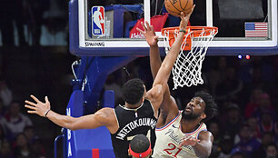 Giannis Antetokounmpo prie&scaron; Joelį Embiidą
