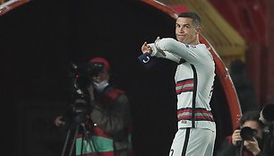 Cristiano Ronaldo sviedžia kapitono raištį