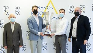 Jonavos rajono merui Mindaugui Sinkevičiui įteikta NKL taurė