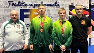 I&scaron; kairės: treneris Jurijus Babenko, Paulius Le&scaron;čauskas, Artiomas Boguslavskis ir treneris Nerijus Peleckis