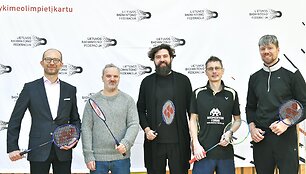 (I&scaron; kairės) Vilniaus m. savivaldybės vicemeras T. Gulbinas, projekto ambasadorius G. Savickas, Lietuvos badmintono federacijos prezidentas A. Kamantauskas, badmintono treneris M. &Scaron;laustas ir &Scaron;v. Kristoforo progimnazijos mokytojas A. Janauskas