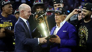 Adamas Silveris įteikė Stanui Kroenke NBA taurę