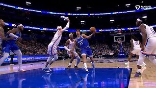 Alexas Caruso blokavo metimą su batu