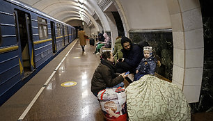 Žmonės glaudžiasi Kijevo metro