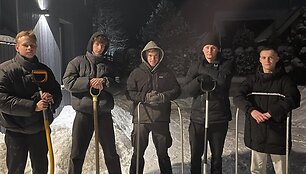 &Scaron;e&scaron;i vaikinai i&scaron; Palangos pasisiūlė nukasti sniegą 