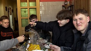 &Scaron;e&scaron;i vaikinai i&scaron; Palangos pasisiūlė nukasti sniegą 