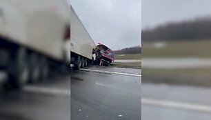 skaitytojas-uzfiksavo-avarija-autostradoje-netoli-kelio-i-rietava-vilkikas-nuleke-nuo-kelio