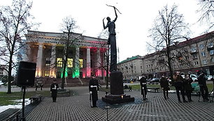 geliu-padejimo-ceremonija-prie-kovo-11-ajai-skirto-paminklo-nepriklausomybes-aiksteje