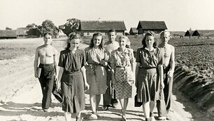 Ekspedicijos dalyviai Po&scaron;konių apylinkėse 1951. Fot. Vacys Milius