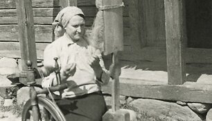 Ona Černiauskienė verpia linus Po&scaron;konių kaimas 1951. Fot. Vacys Milius