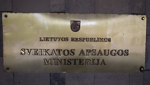 mediku-bendruomene-rengia-mitinga-prie-sveikatos-apsaugos-ministerijos-60aa22aa1b228 (1)