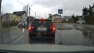 tevas-su-vaiku-per-plauka-isvenge-nelaimes-vos-nepartrenke-automobilis