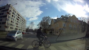 15min-skaitytojas-uzfiksavo-kaip-dviratininkas-vaziuoja-per-pesciujupereja-kalbedamas-telefonu