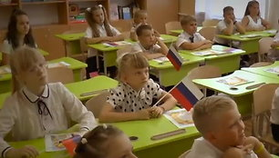 Gluminantys vaizdai iš Mariupolio mokyklų: vaikams į galvą kišama rusų propaganda