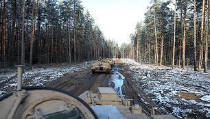 Į Lietuvą su sunkiąją technika atvyko nauja JAV karių rotacija