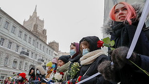 Rusijoje protestuodamos moterys Valentino dienos proga formavo žmonių grandines