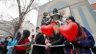 Rusijoje protestuodamos moterys Valentino dienos proga formavo žmonių grandines