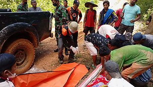 Indonezijoje purvo nuo&scaron;liauža aukso kasykloje pražudė septynis žmones