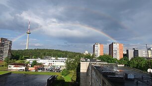 Vilniaus televizijos bok&scaron;tą po lietaus apgaubė vaivoryk&scaron;tė