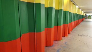 Vilniaus požeminėje perėjoje vaivoryk&scaron;tės neliko &ndash; vėl tik trispalvė