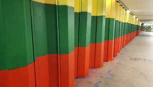 Vilniaus požeminėje perėjoje vaivoryk&scaron;tės neliko &ndash; vėl tik trispalvė