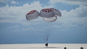 Keturi „SpaceX“ turistai nusileido Atlanto vandenyne prie Floridos pakrantės