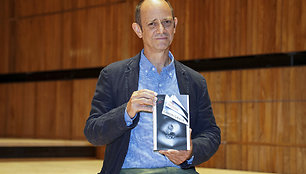 Prestižinę „Bookerio“ premiją pelnė Damonas Galgutas už knygą „Pažadas“