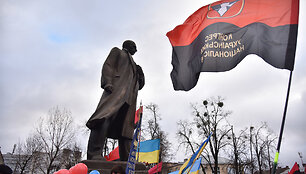 Kijeve vyko eitynės pagerbti vienoje pusėje su nacių kariais kariavusių partizanų vadą Stepaną Banderą