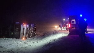 Ties Lazdijais apvirto keleivius vežęs autobusas