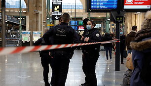 Paryžiaus traukinių stotyje nu&scaron;autas policininkams peiliu grasinęs vyras