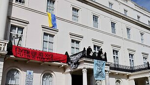 Londone protestuotojai užėmė su rusų oligarchu susijusį namą