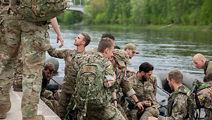 NATO kariai iš Nyderlandų Neryje ieškojo užterštų vietų