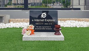 Pietų Korėjoje iškilo paminklas „Internet Explorer“ naršyklei