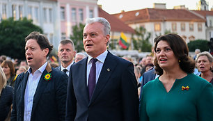 Prezidentas kartu su viso pasaulio lietuviais gieda „Tautišką giesmę“