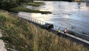 Nuo Nemuno vairuotoją i&scaron;gelbėjo atitvarai