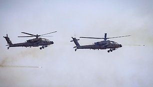 JAV sraigtasparniai dalyvauja kovinio šaudymo pratybose Pietų Korėjoje