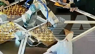 Maskvoje vykusiose varžybose &scaron;achmatais žaidžiantis robotas sulaužė vaikui pir&scaron;tą