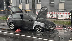 Mindaugo ir Kauno gatvių sankryžoje degė &bdquo;Audi&ldquo;