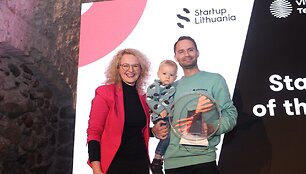 &bdquo;Metų startuolio&ldquo; titulą pelnė &bdquo;Omnisend&ldquo;. Apdovanojimą įteikė A.Armonaitė, Ekonomikos ir inovacijų ministrė