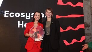 &bdquo;Ekosistemos herojaus&ldquo; apdovanojimą, skirtą M.Mikuckui atsiėmė I. Langaitė, Lietuvos startuolių asociacijos &bdquo;Unicorns Lithuania&rdquo; vadovė