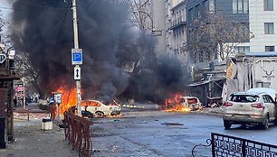 Po mažiausiai septynias gyvybes nusinešusio Chersono apšaudymo V.Zelenskis smerkia Rusijos terorą
