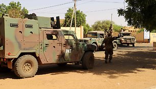 Kareiviai įrengia Malio prezidento Ibrahimo Boubacaro Keitos apsaugos perimetrą Gao mieste, Malyje