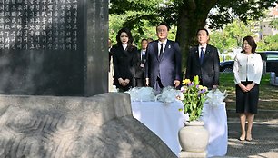Japonijos ir Pietų Korėjos vadovai Hirošimoje surengė istorinį vizitą