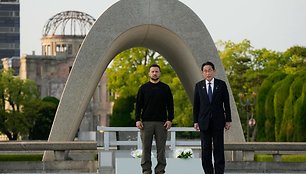 Hirošimos memorialą aplankęs Volodymyras Zelenskis žuvusiuosius pagerbė gėlių puokšte
