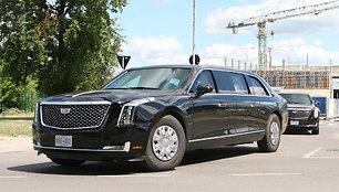 Joe Bideno ir jo palydos automobiliai Vilniuje