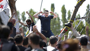 Sakartvele dėl įsiveržusių kra&scaron;tutinių de&scaron;iniųjų at&scaron;auktas &bdquo;Pride&ldquo; renginys