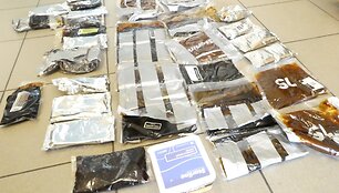 Kontrabandininkai gabena vandens pypkių tabako pakelius, elektroninių cigarečių skystį